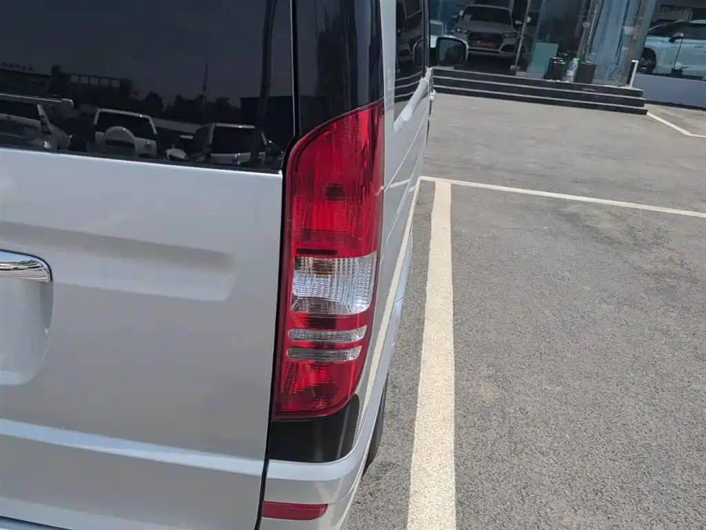 Mercedes-Benz Viano 2013 3.0L Comfort Edition фото 8
