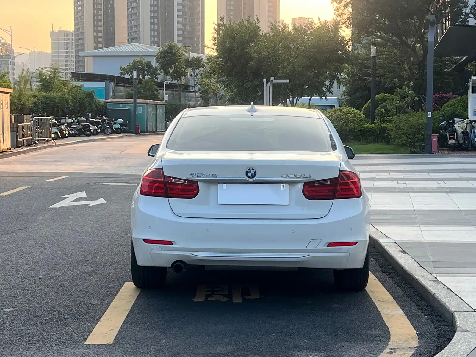Photo 8 - BMW 3 Series