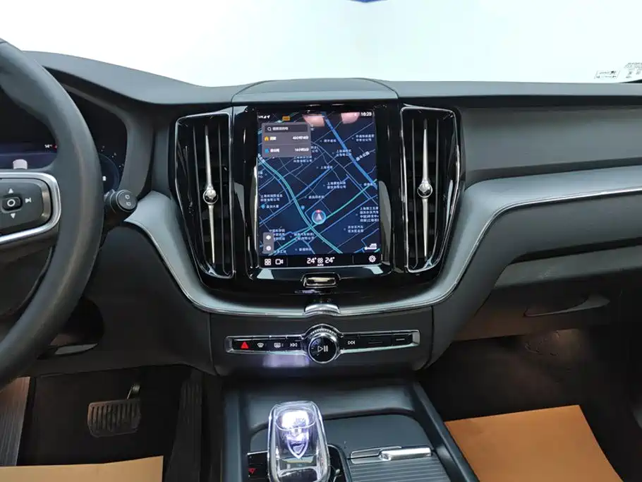 Фото 13 - Volvo XC60