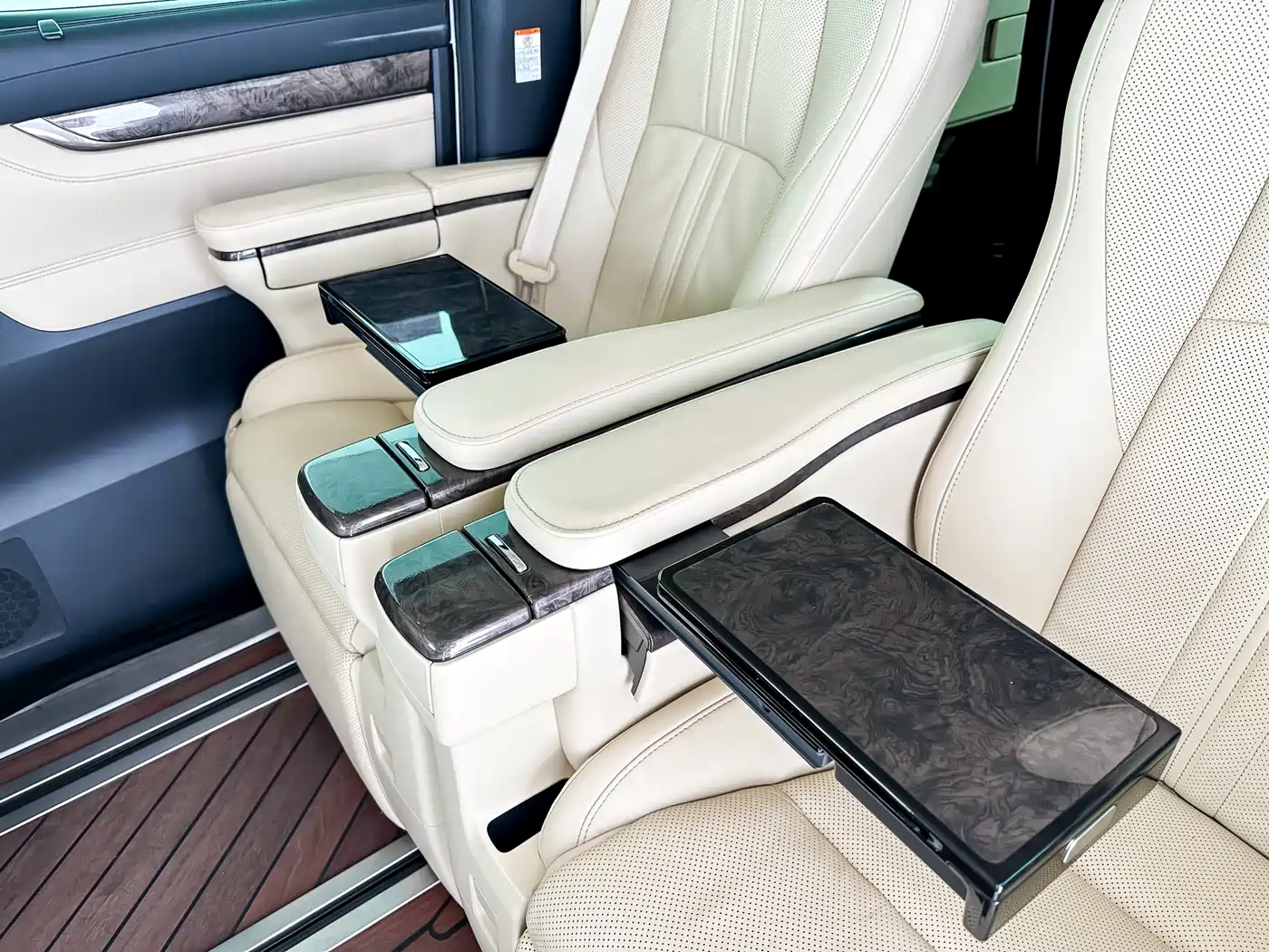 Toyota Vellfire 2020 Twin Engine 2.5L HV Premium Edition фото 7