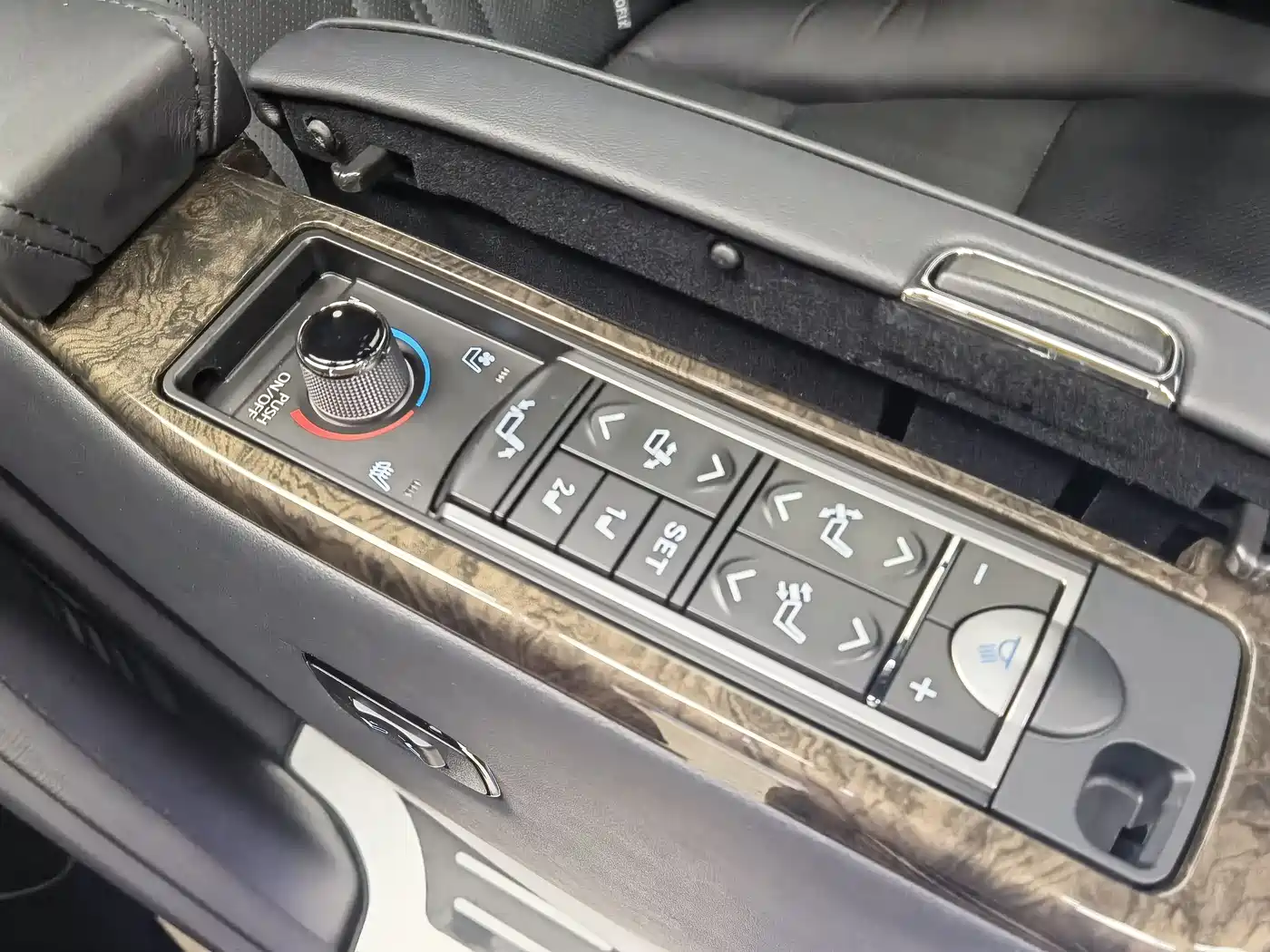 Toyota Vellfire 2021 Crown Hybrid 2.5L HV Premium Edition фото 23