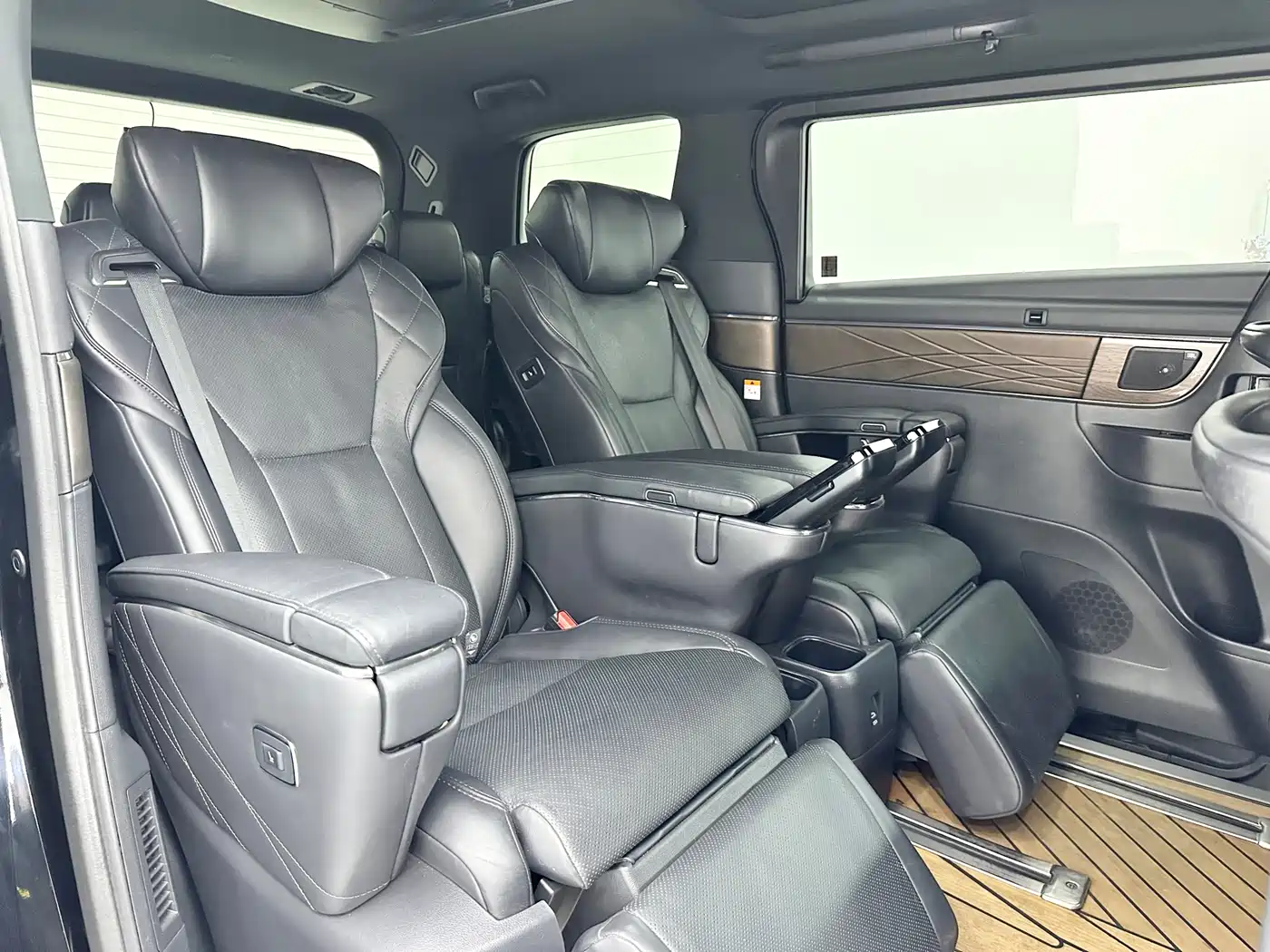 Toyota Alphard 2024 Hybrid 2.5L Prestige Edition фото 16