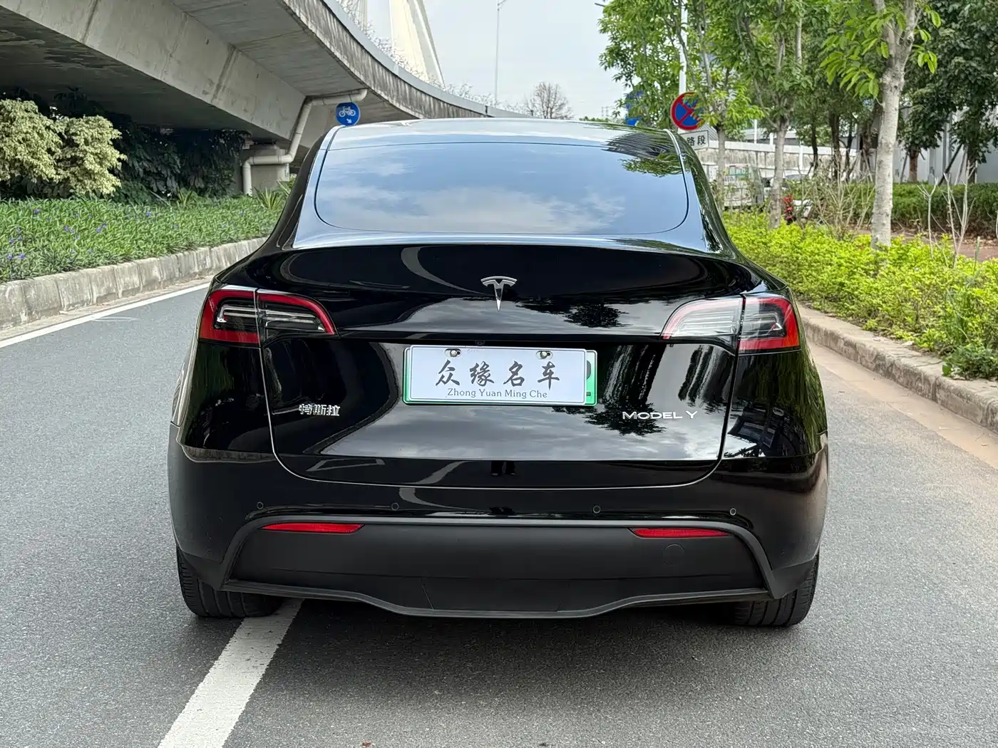 TESLA MODEL Y