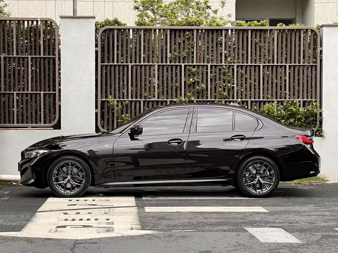 BMW 3 Series 2025 330i M Sport Night Edition фото 3