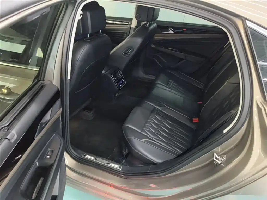 Volkswagen Passat 2019 Model 330TSI Luxury Edition China V фото 17