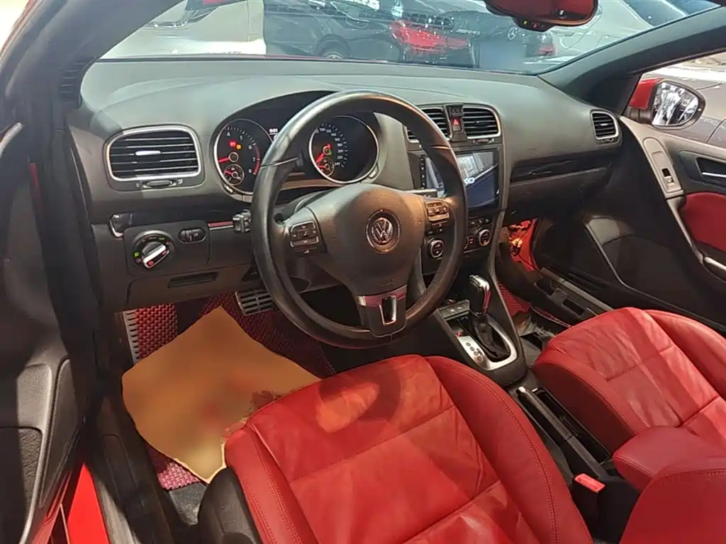 Volkswagen Golf (Import) 2012 1.4TSI Luxury Convertible Edition фото 10