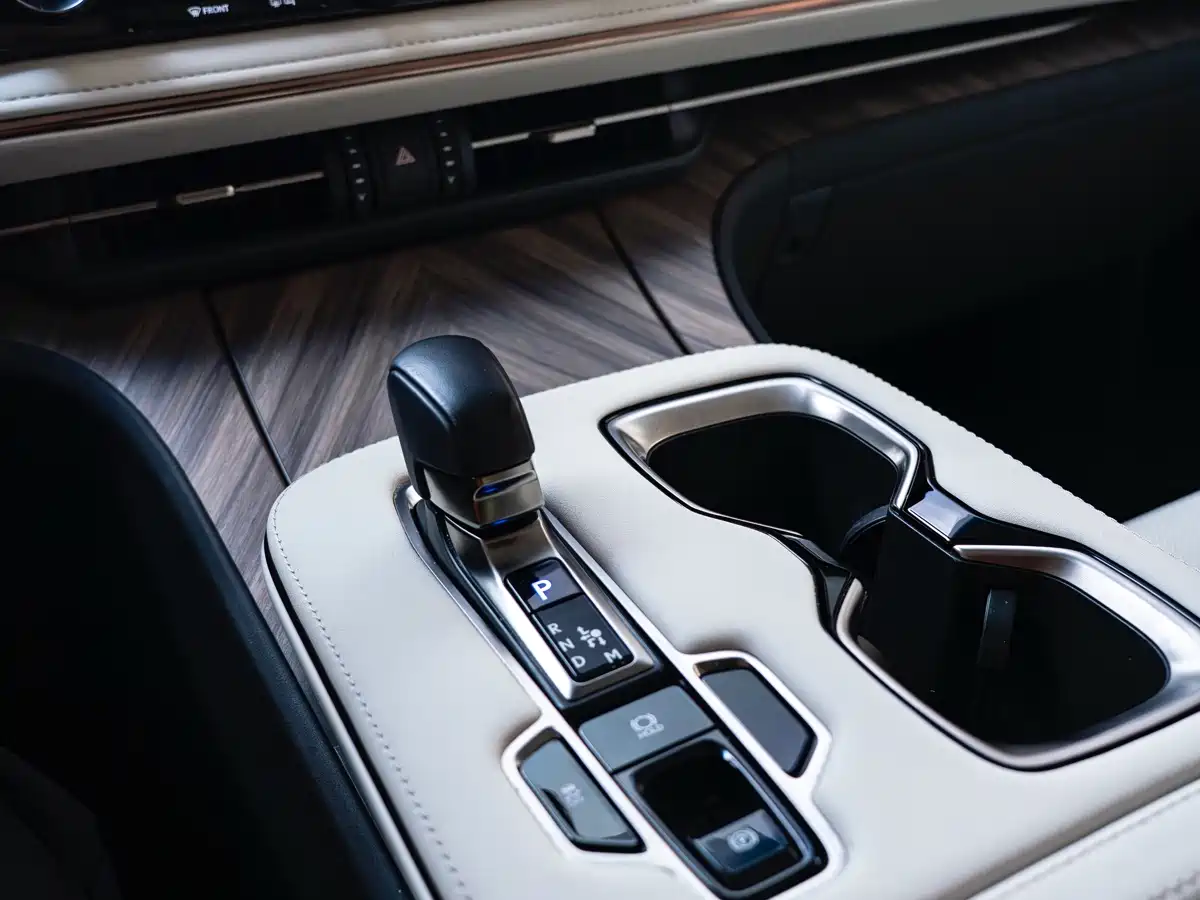 Lexus LM 2023 500h 6-Seater Prestige Edition фото 10