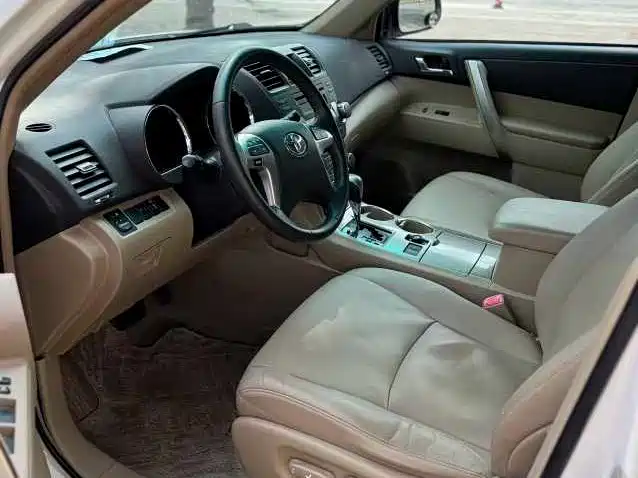 Toyota Highlander 2012 2.7L 2WD 7-Seater Luxury Edition фото 4