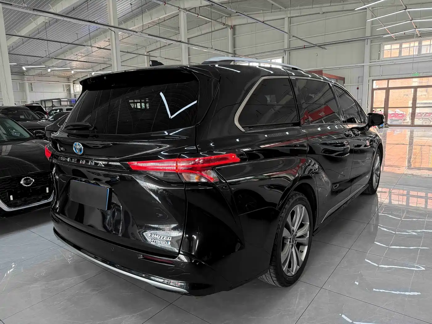 Toyota Sienna 2023 2.5L Hybrid Premium Edition фото 4