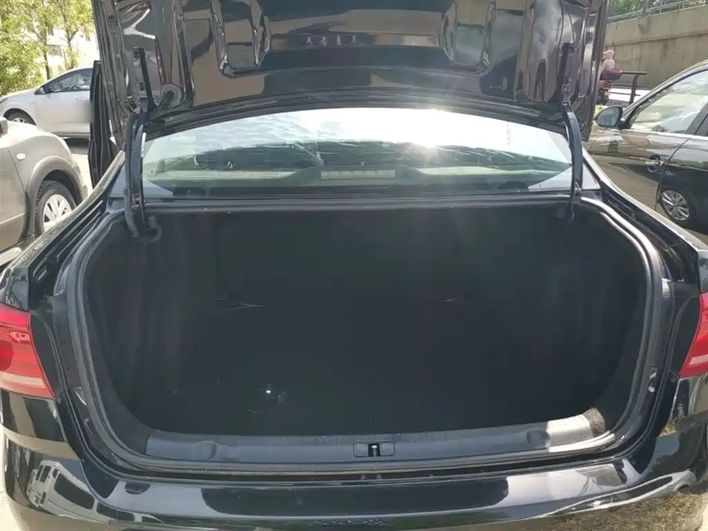 Volkswagen Lavida 2015 1.6L Manual Comfort Edition фото 19