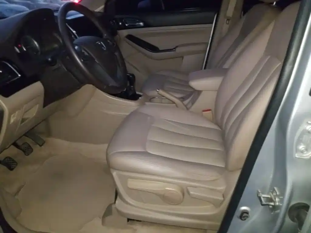 Baojun 730 2015 2014 1.5L Manual Luxury Navigation ESP Edition 7-Seater