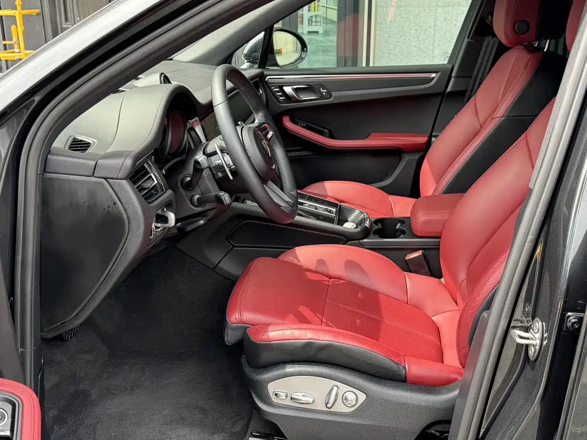 PORSCHE MACAN