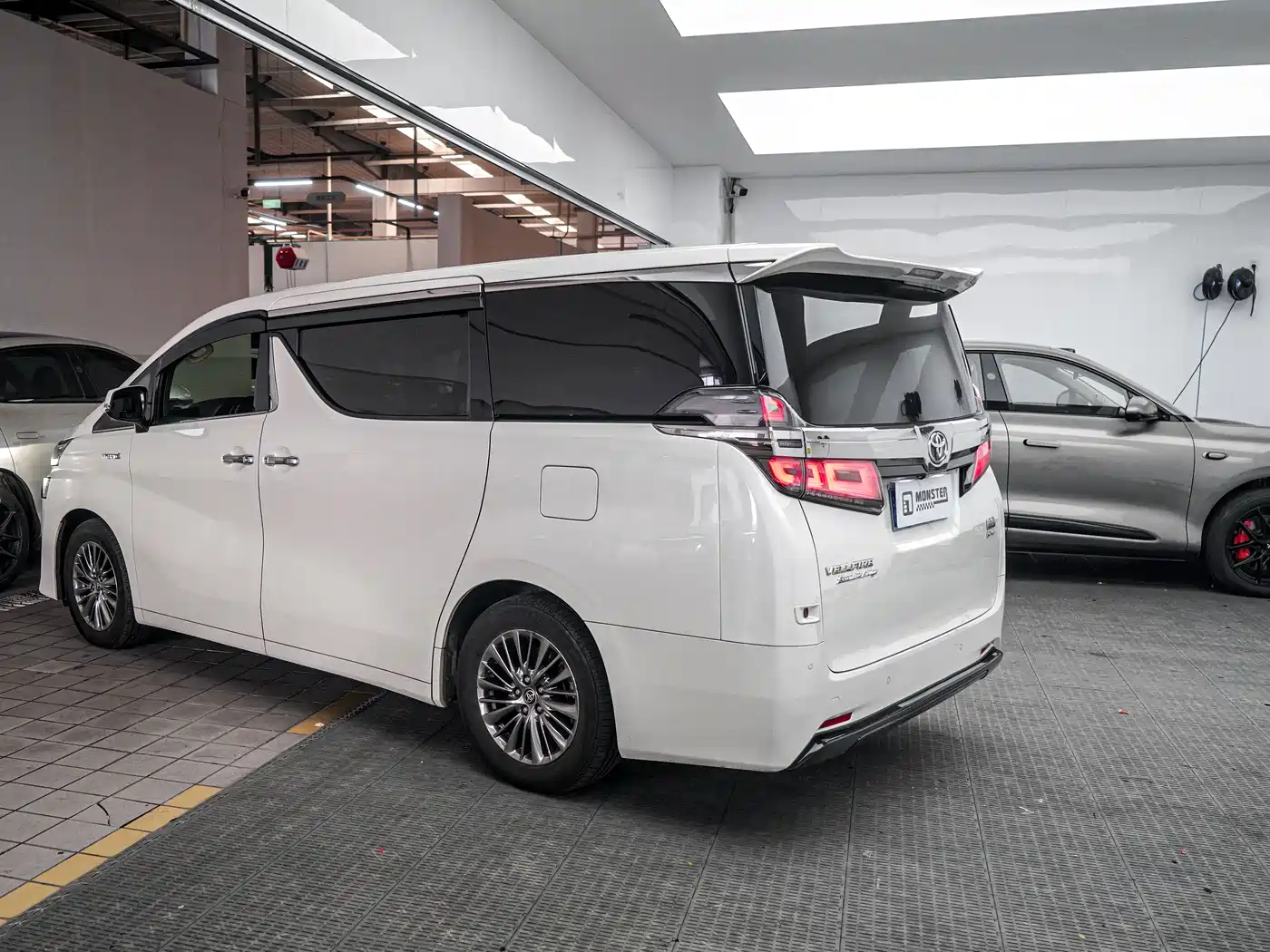 Toyota Vellfire 2021 Crown Hybrid 2.5L HV Premium Edition фото 4