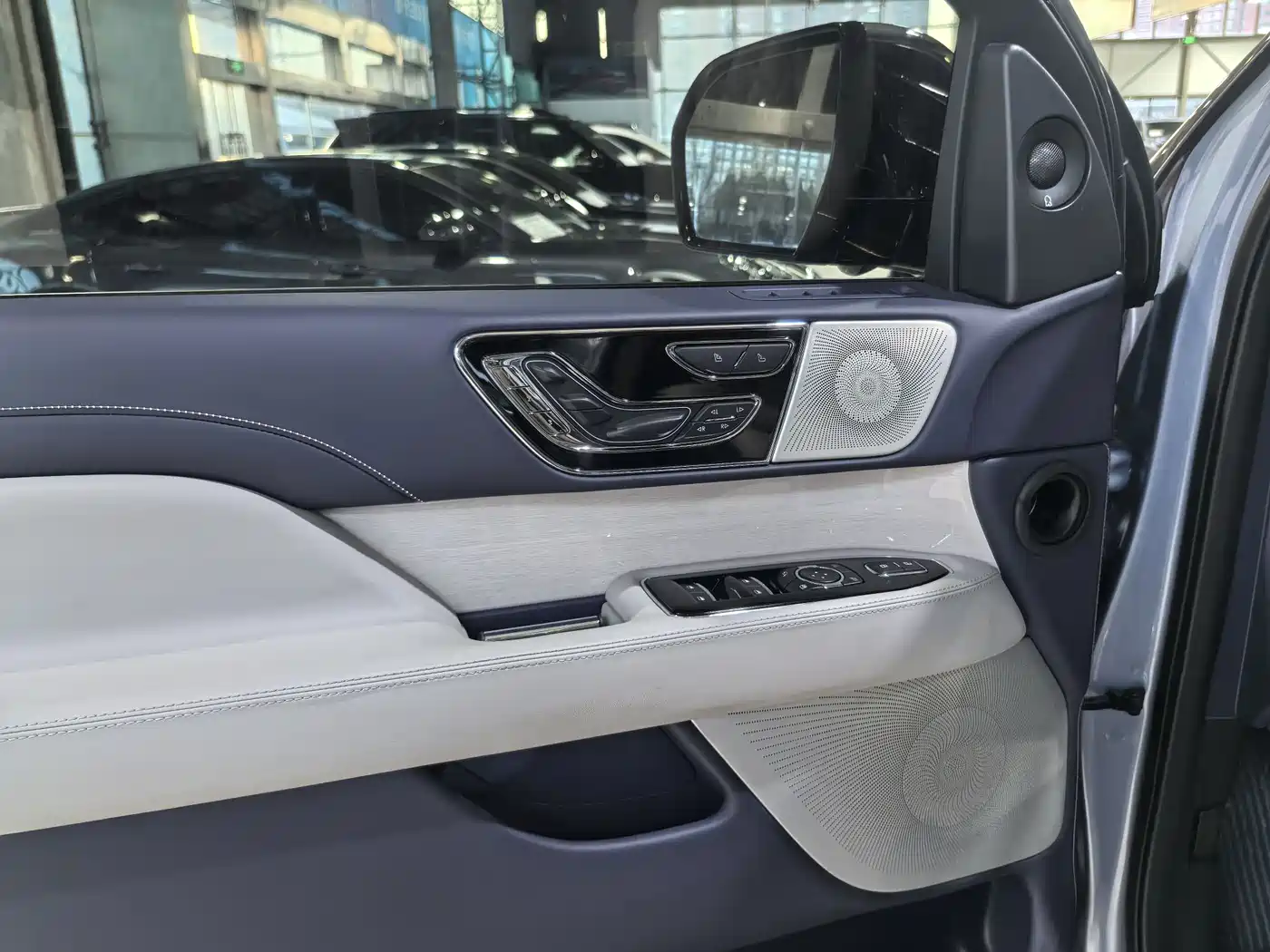 Lincoln Navigator One 2022 3.5T Navigator One фото 4