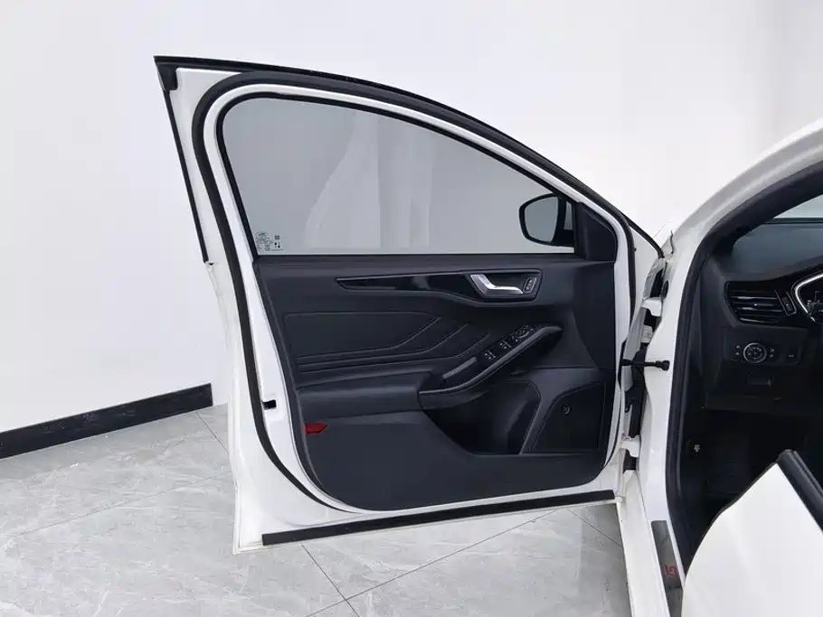 Ford Focus 2022 2021 Sedan EcoBoost 180 Auto ST Line