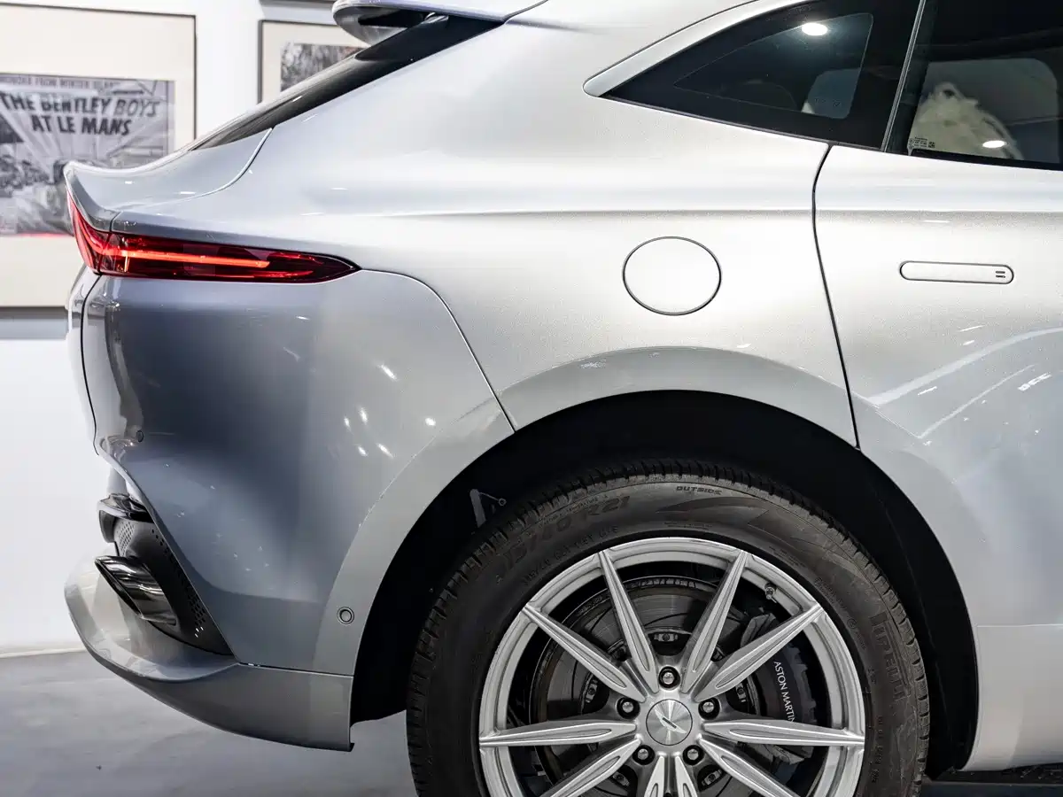 Photo 20 - Aston Martin DBX