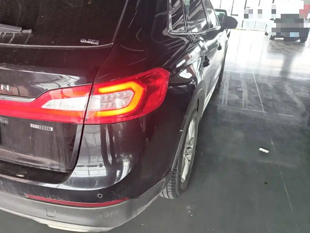 Photo 8 - Lincoln MKX