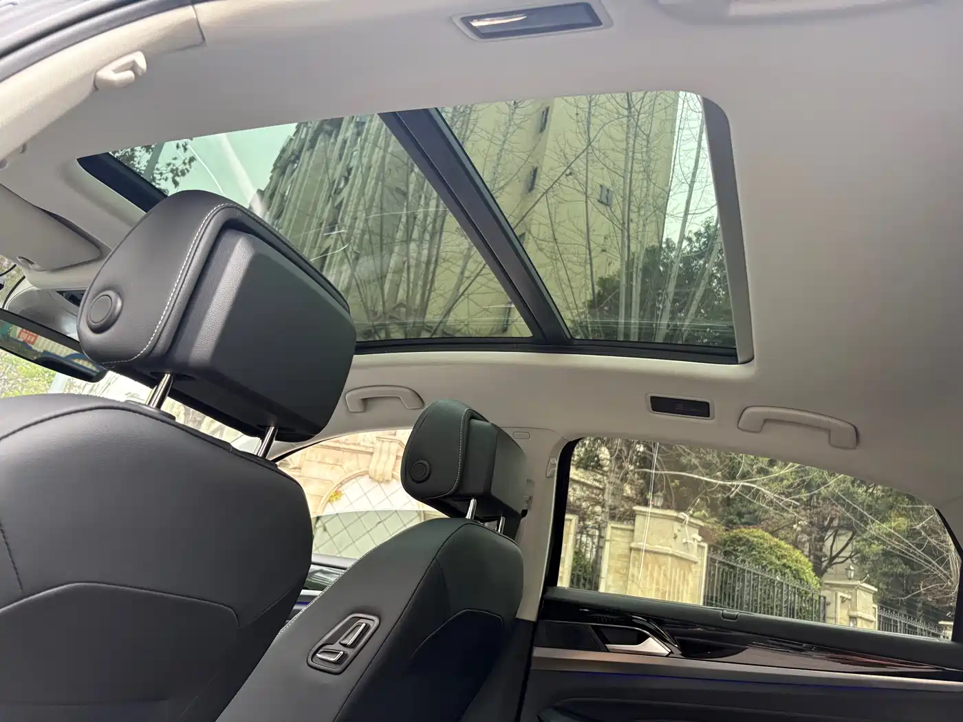Volkswagen Passat 2024 380TSI Luxury фото 15