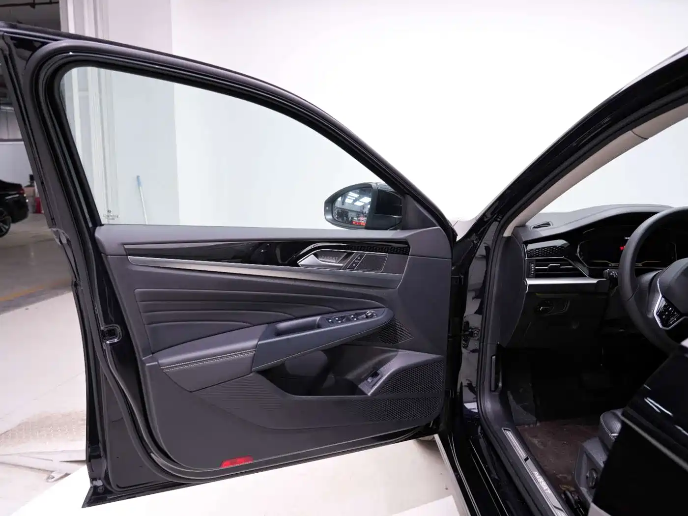 Volkswagen Passat 2023 Facelift 330TSI Starlight Luxury Edition фото 13