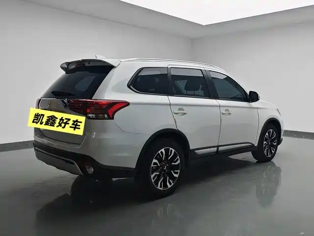 Mitsubishi Outlander 2020 2.0L 2WD Premium 5-seater фото 4