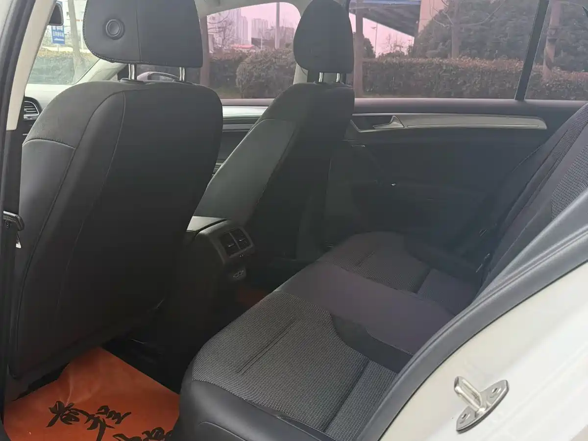 Volkswagen Golf 2020 Beloved Edition 280TSI DSG Comfort фото 5