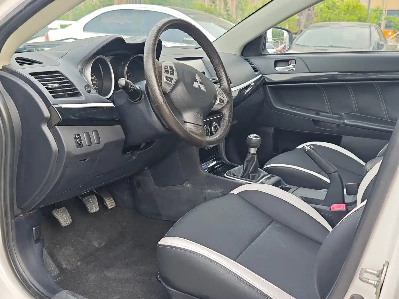Mitsubishi Lancer EX 2016 1.8L Manual Black & White Replica Edition фото 4
