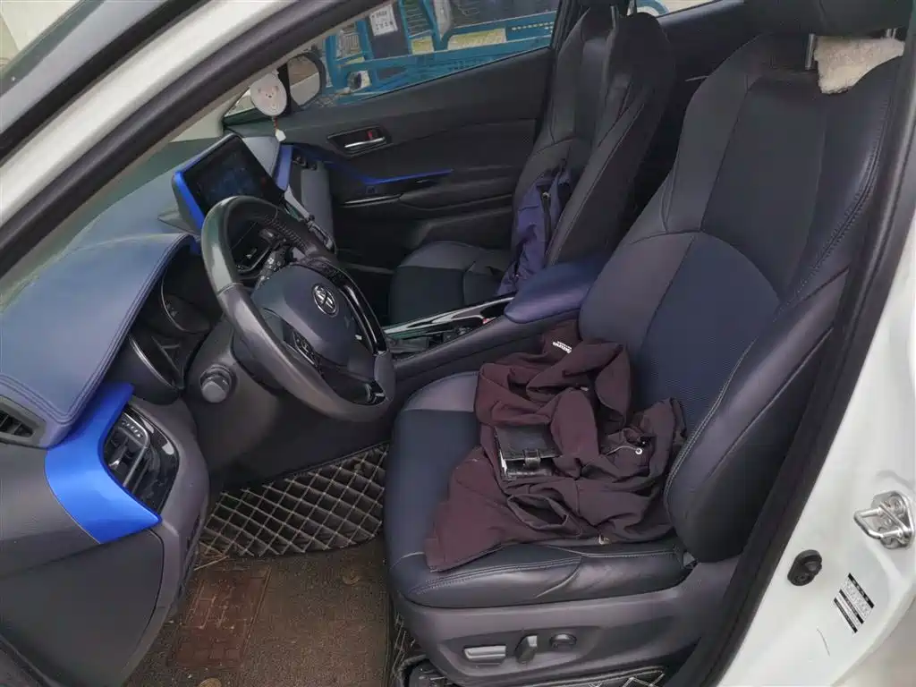 Toyota C-HR 2021 2.0L Luxury Edition фото 8