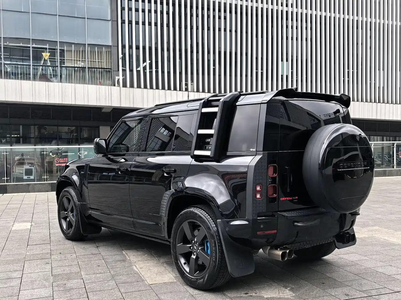 Land Rover Defender 2022 110 P400 X-DYNAMIC HSE фото 16