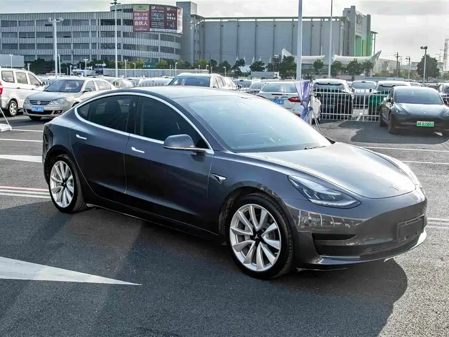 Фото 3 - Tesla Model 3