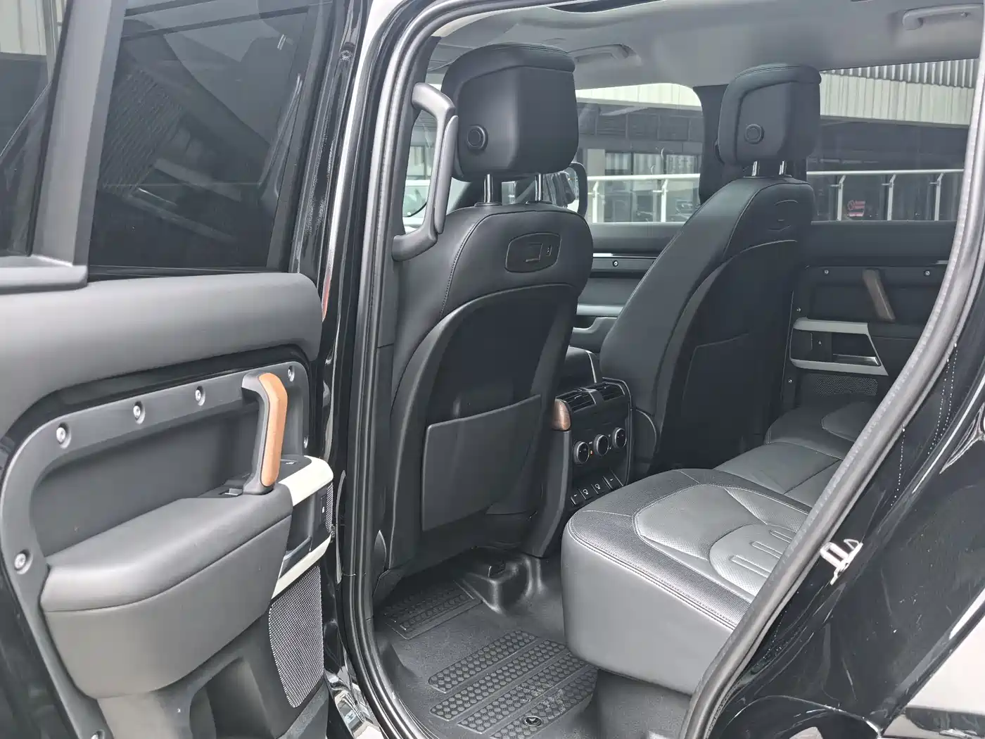 Land Rover Defender 2022 110 P400 X-DYNAMIC HSE фото 11