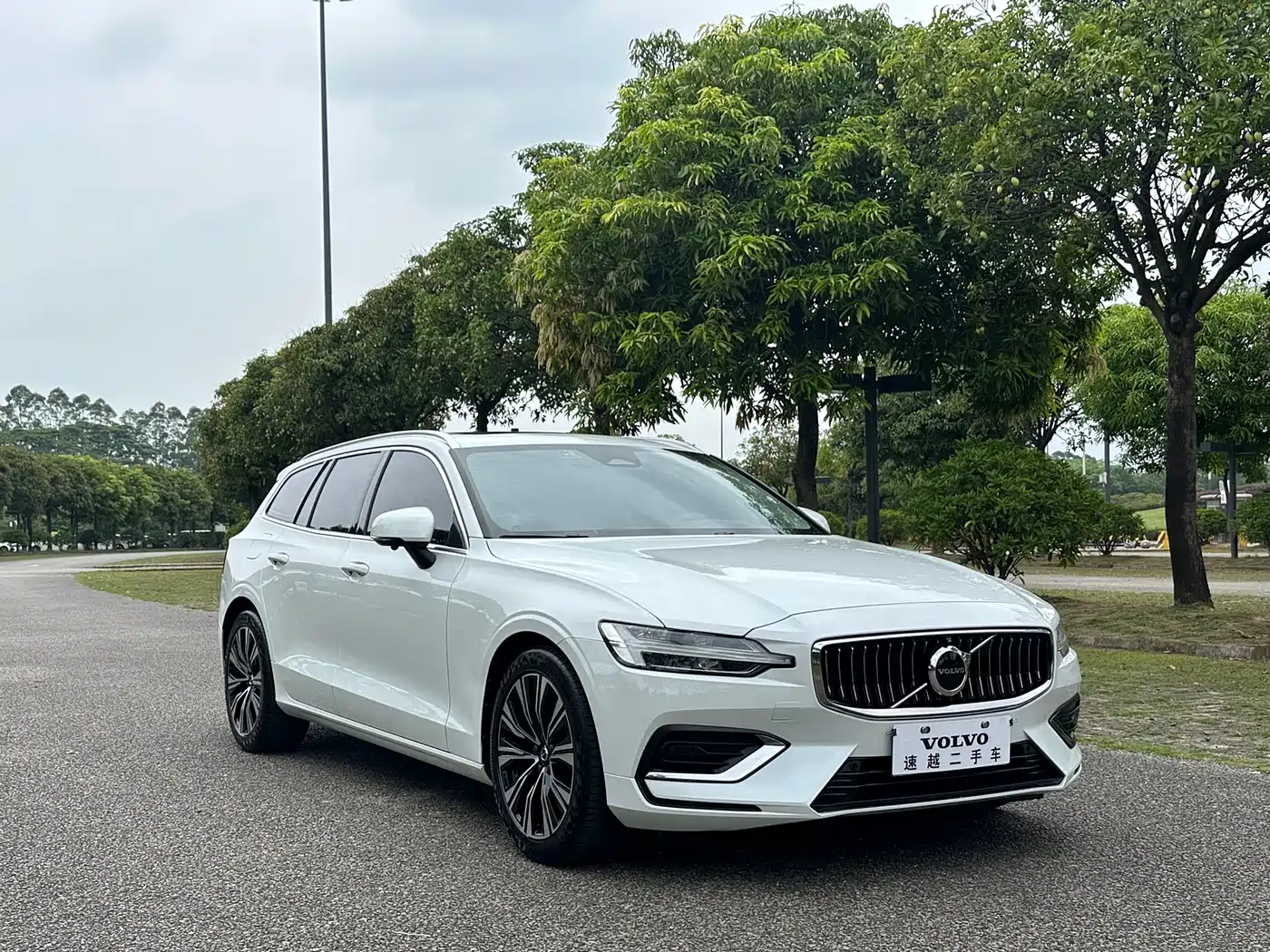 Volvo V60 2023 B5 Smart Luxury Enjoyment Edition фото 3