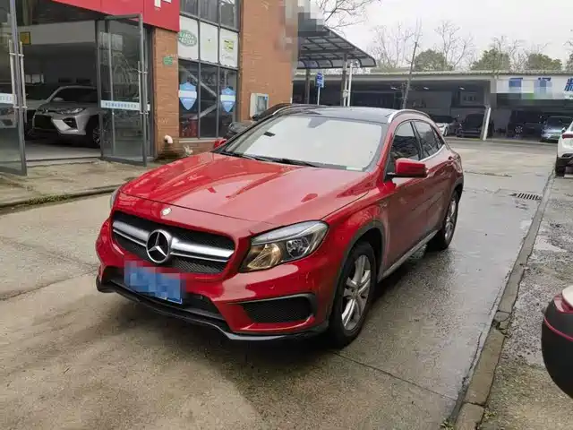 MERCEDES-BENZ GLA