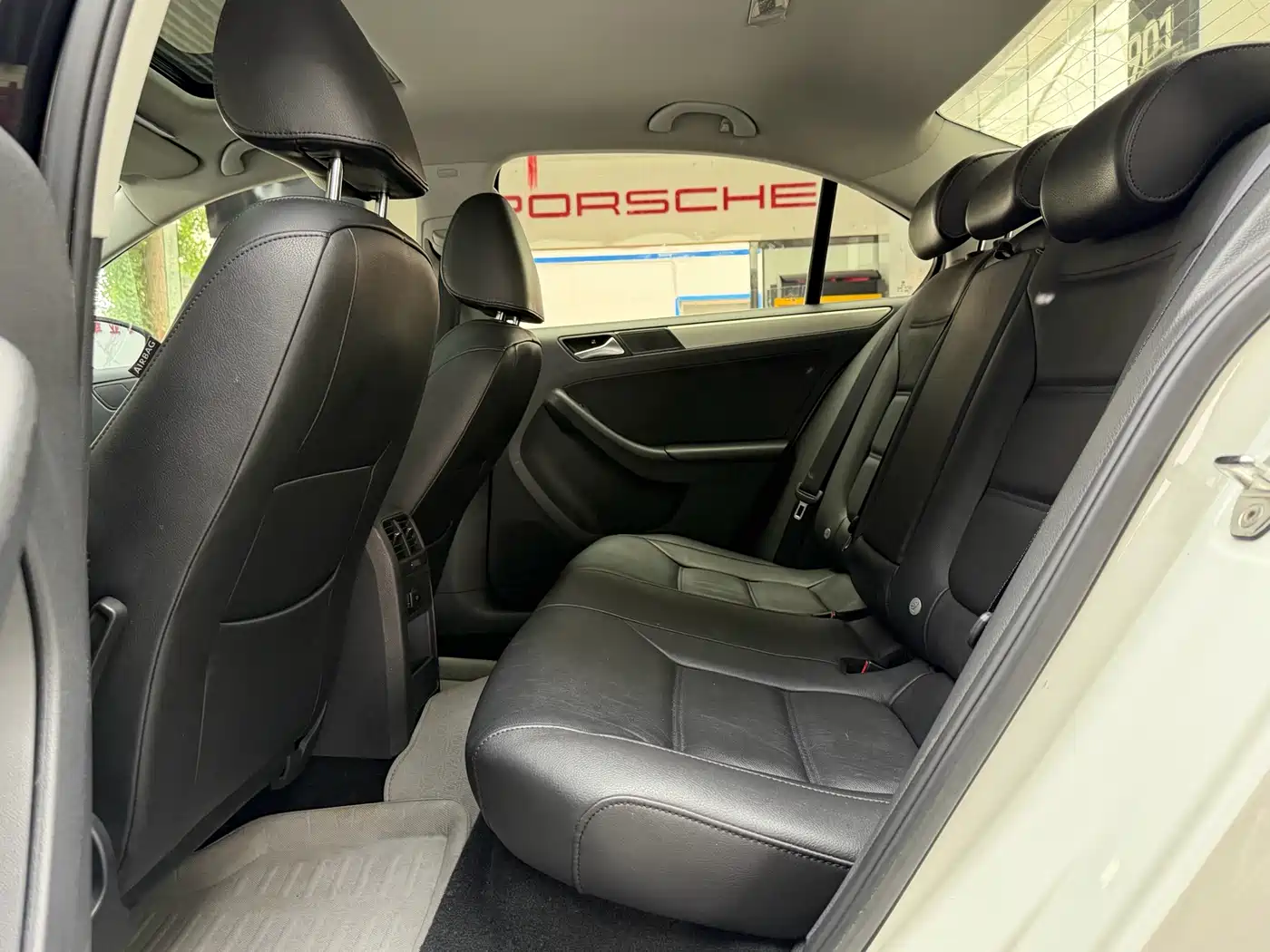 Volkswagen Sagitar 2012 1.6L Automatic Comfort Type фото 17