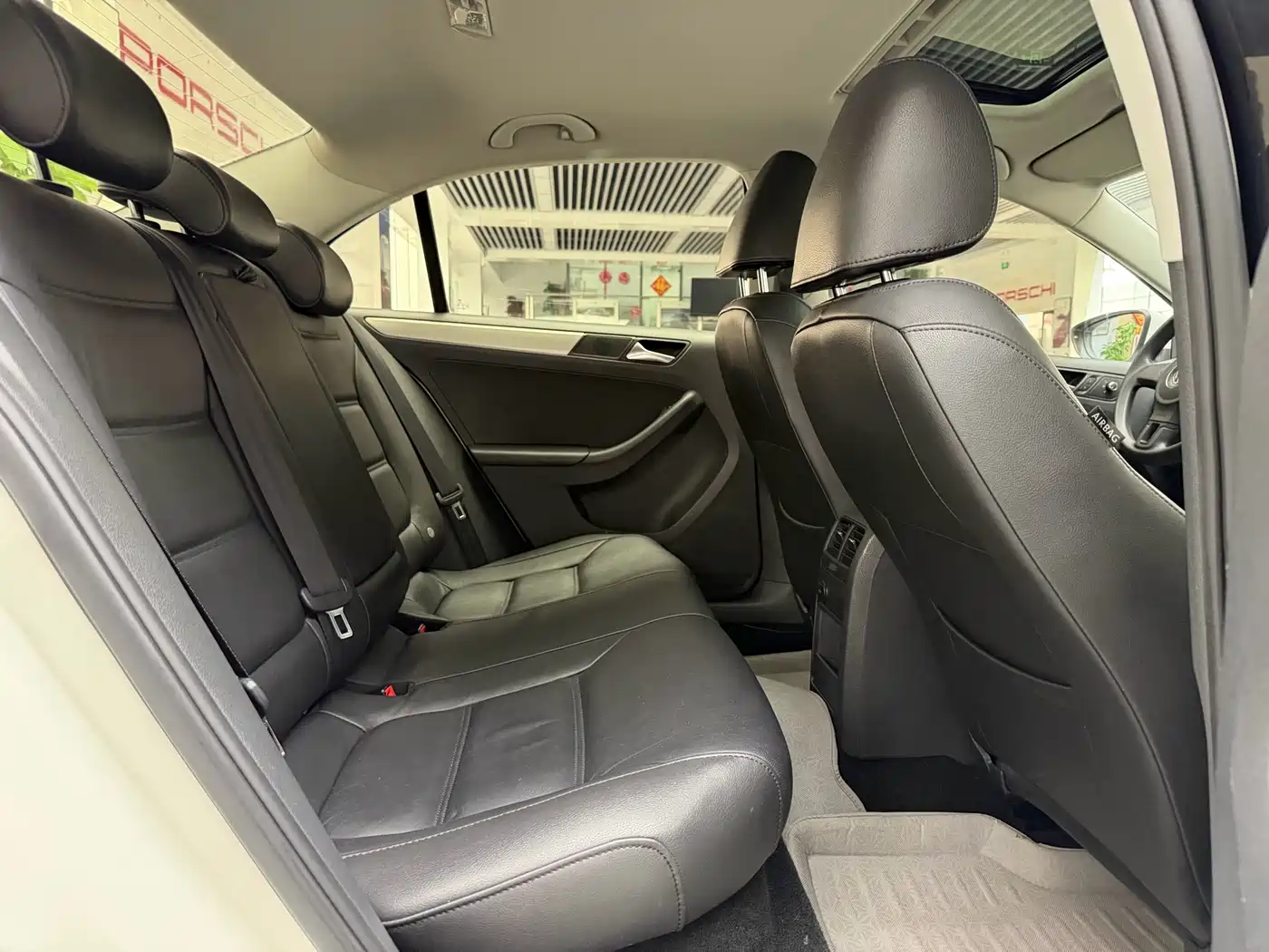 Volkswagen Sagitar 2012 1.6L Automatic Comfort Type фото 19
