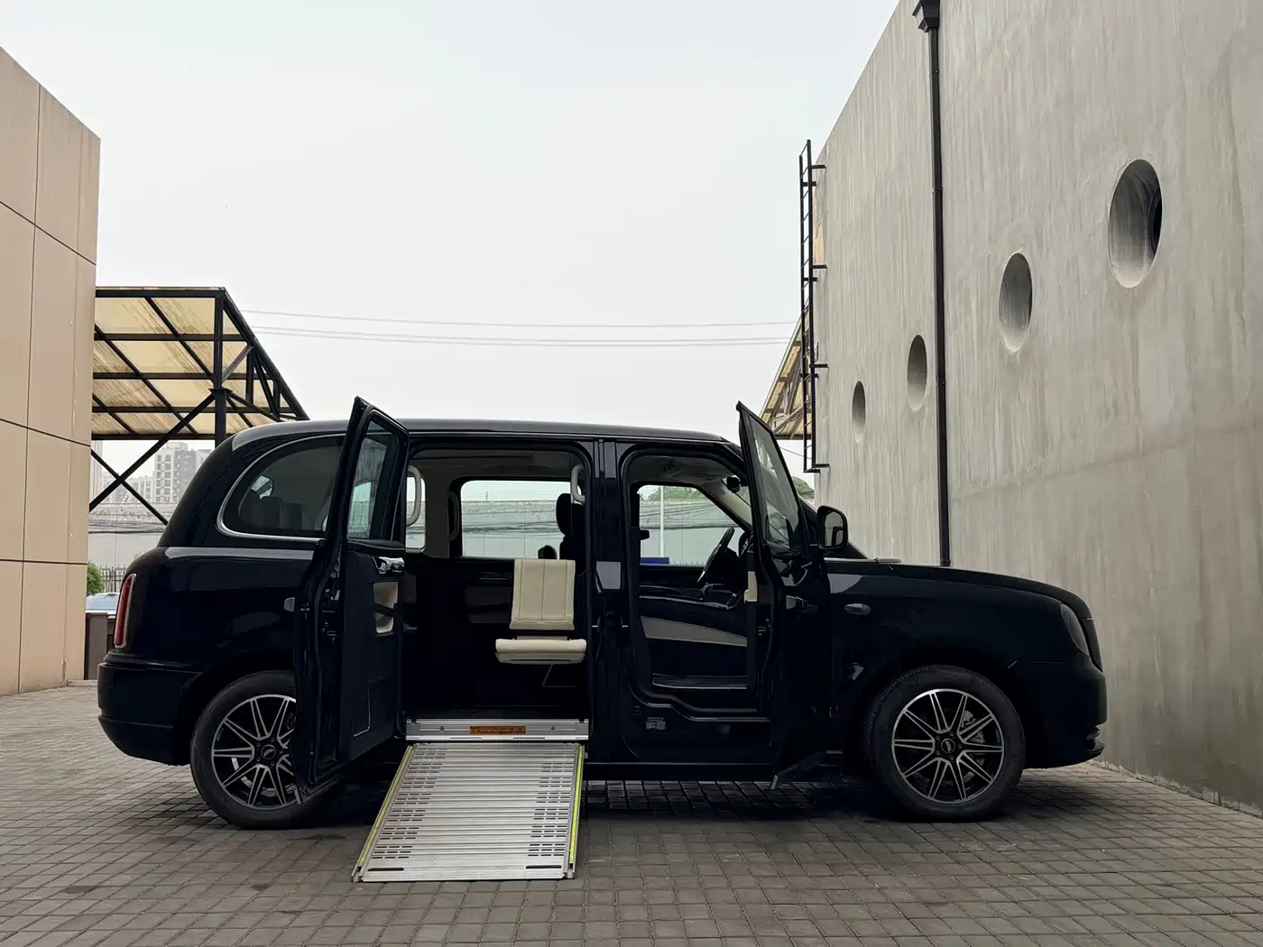 LEVC TX 2022 TX5 Extended Range Space Comfort Edition фото 36