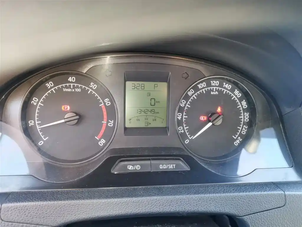 Škoda Rapid 2015 1.6L Automatic Smart Selection фото 12