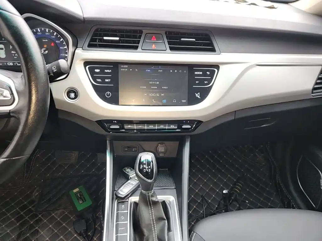 Фото 13 - Geely Vision X3