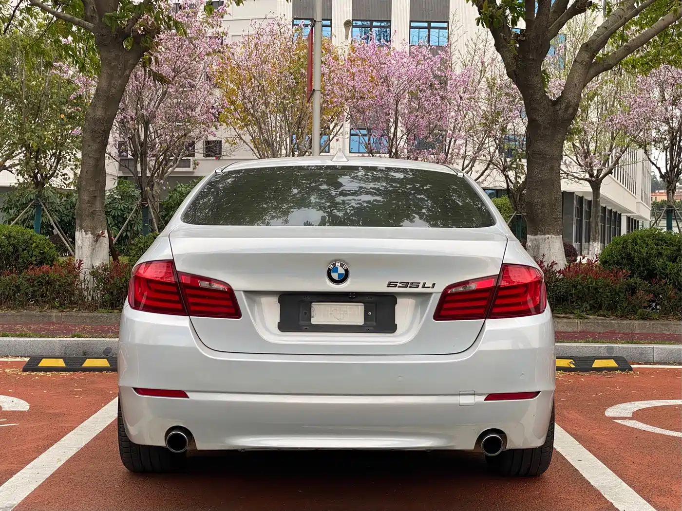 BMW 5 Series 2011 535Li Leading фото 8