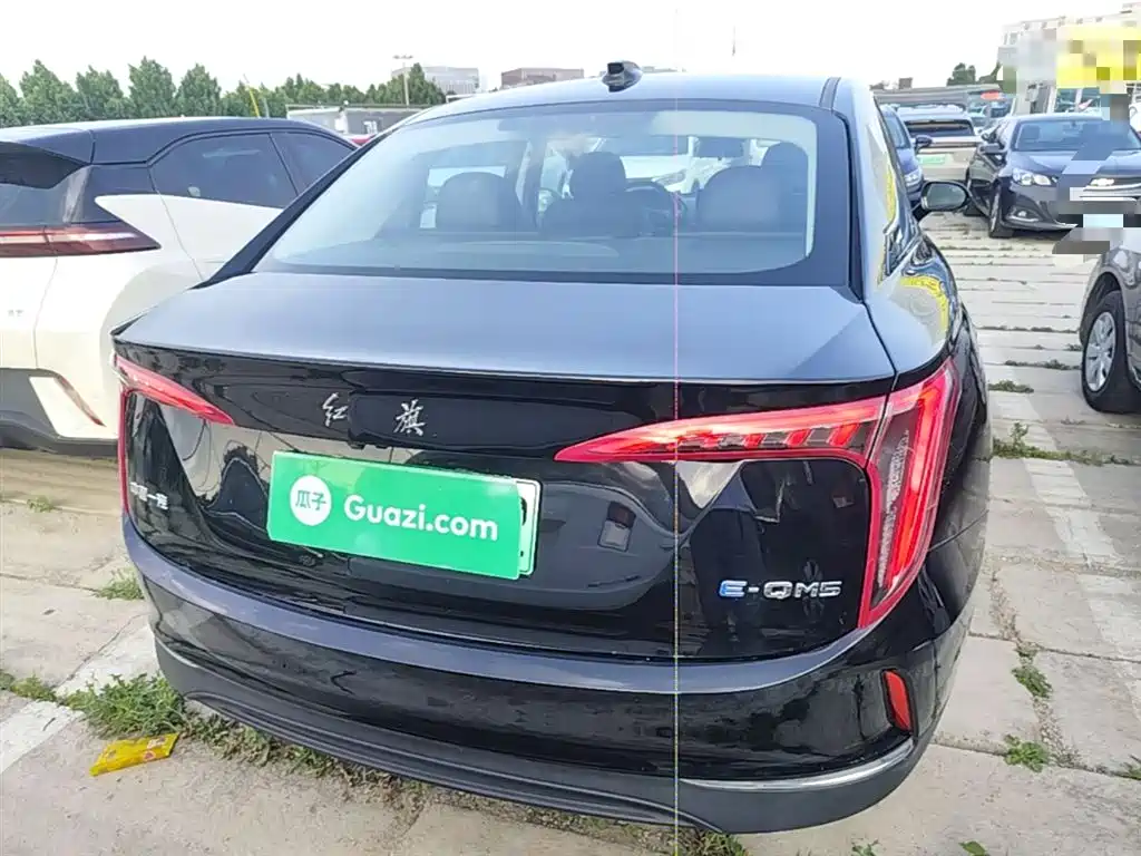 Hongqi E-QM5 2022 431km Charging Enjoyment Edition фото 6