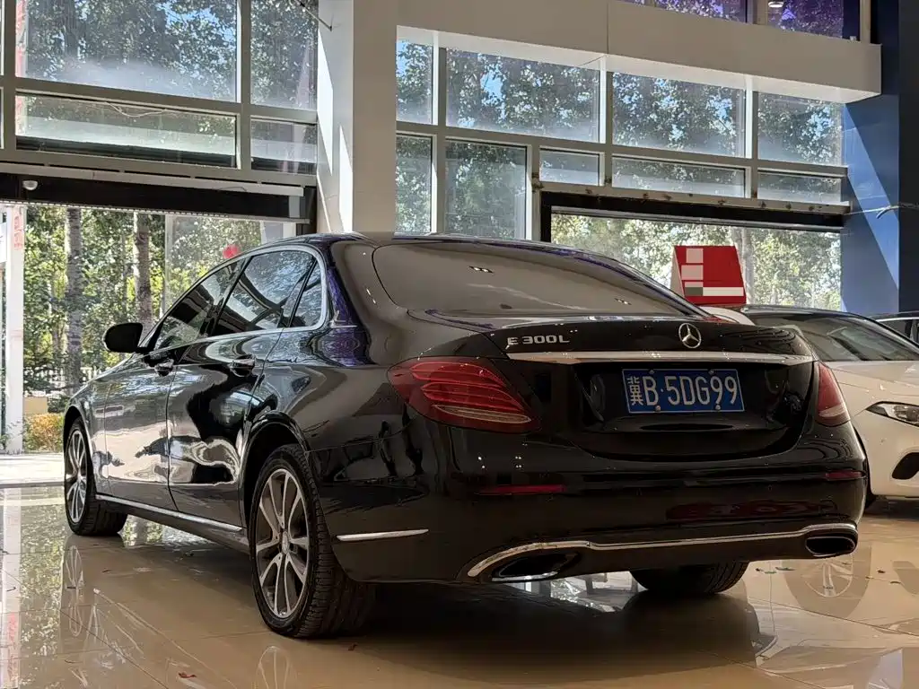 Фото 9 - Mercedes-Benz E-Class