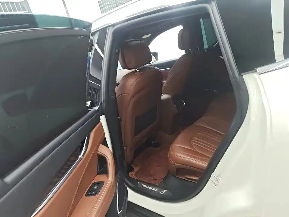 Photo 6 - Maserati Levante