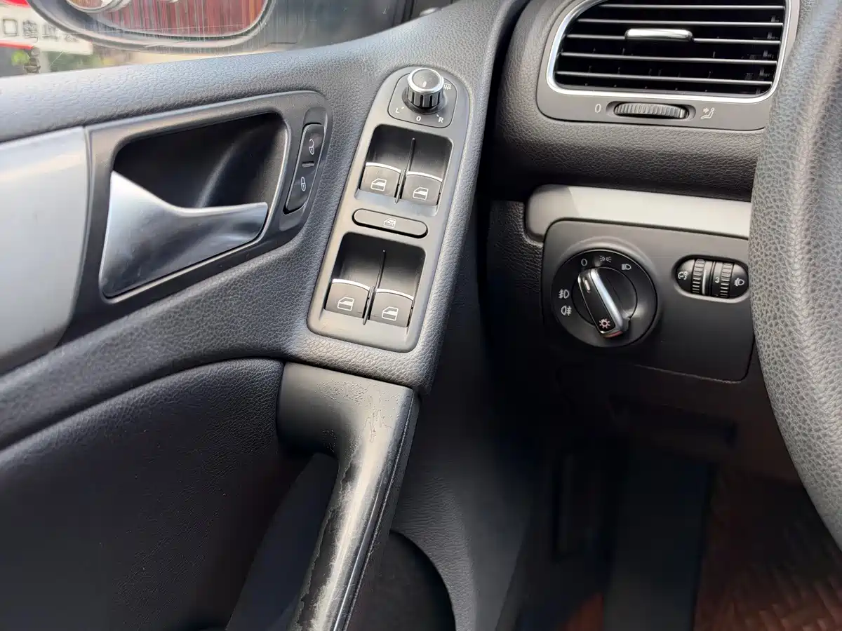 Photo 7 - Volkswagen Golf