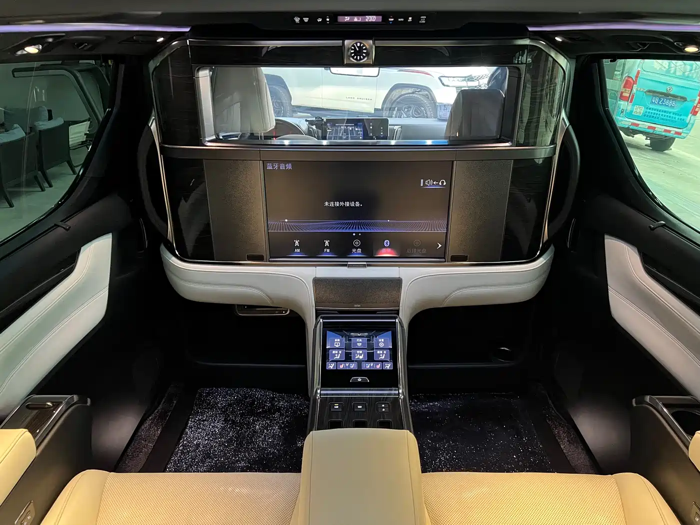 Lexus LM 2020 300h 4-Seat Imperial Edition фото 9