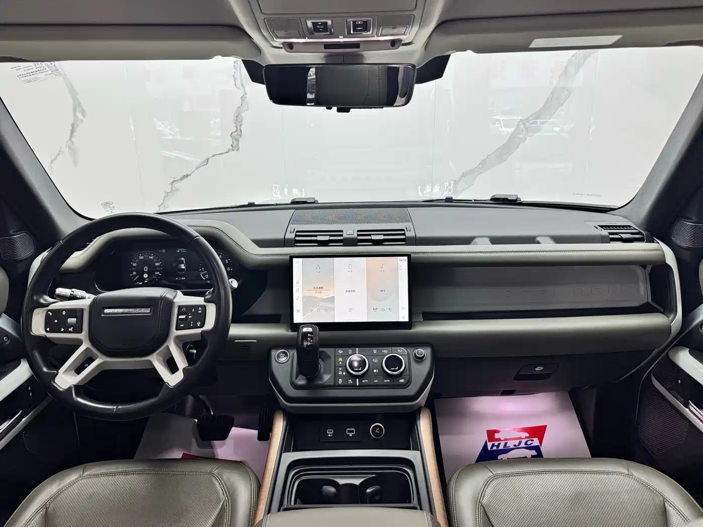 Land Rover Defender 2022 110 P400 Dark Special Edition фото 9