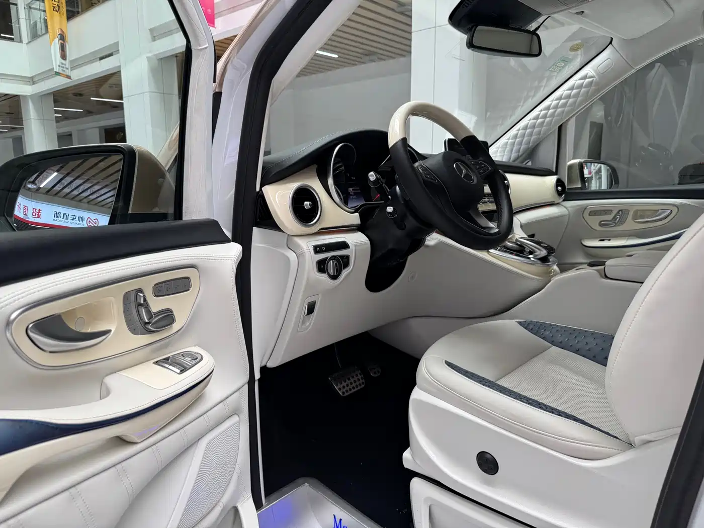 Mercedes-Benz V-Class 2018 V 260 L Premium Long Wheelbase Edition China VI фото 12