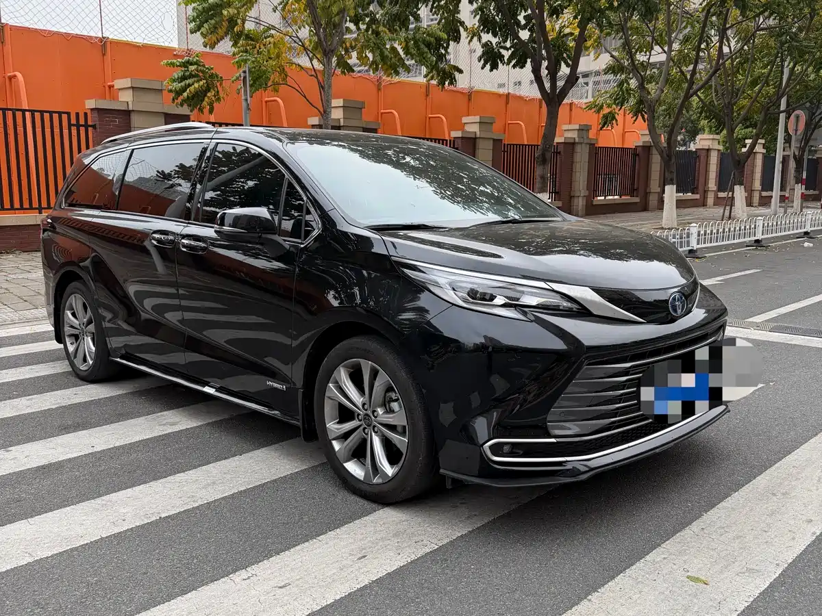Toyota Sienna 2023 2.5L Hybrid Premium Edition фото 3