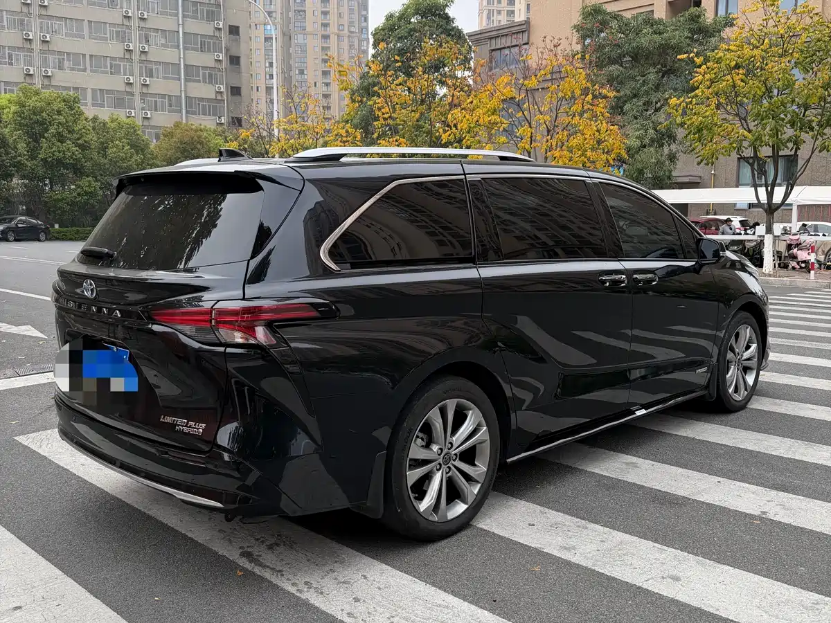 Toyota Sienna 2023 2.5L Hybrid Premium Edition фото 8