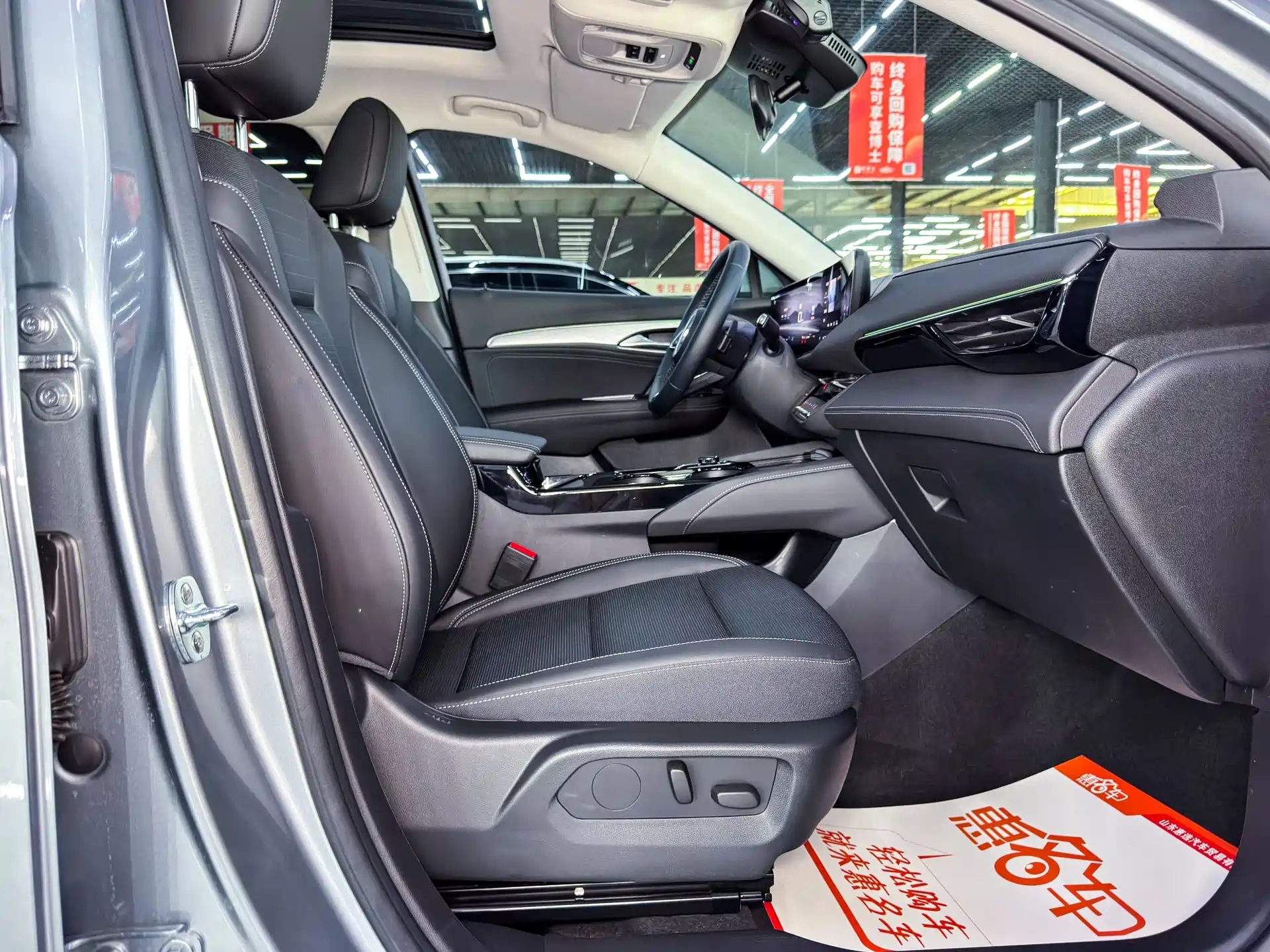 Photo 11 - Buick Envision S