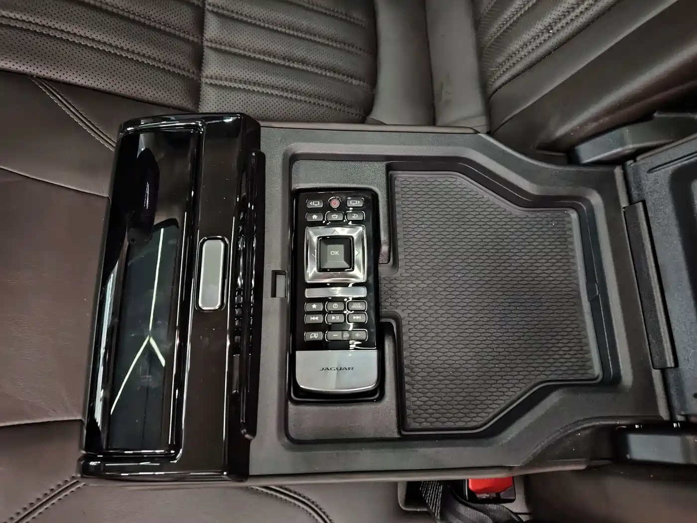 Photo 12 - Jaguar XFL