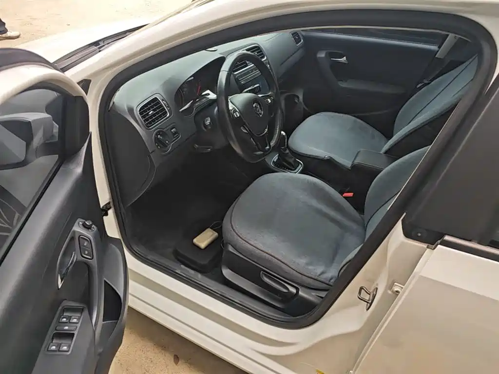 Volkswagen Polo 2016 1.6L Automatic Comfort фото 16